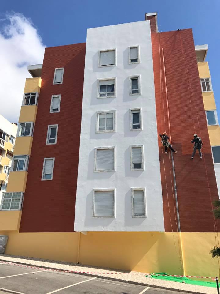 Fachada de edifício intervencionada pela Visual Vertical